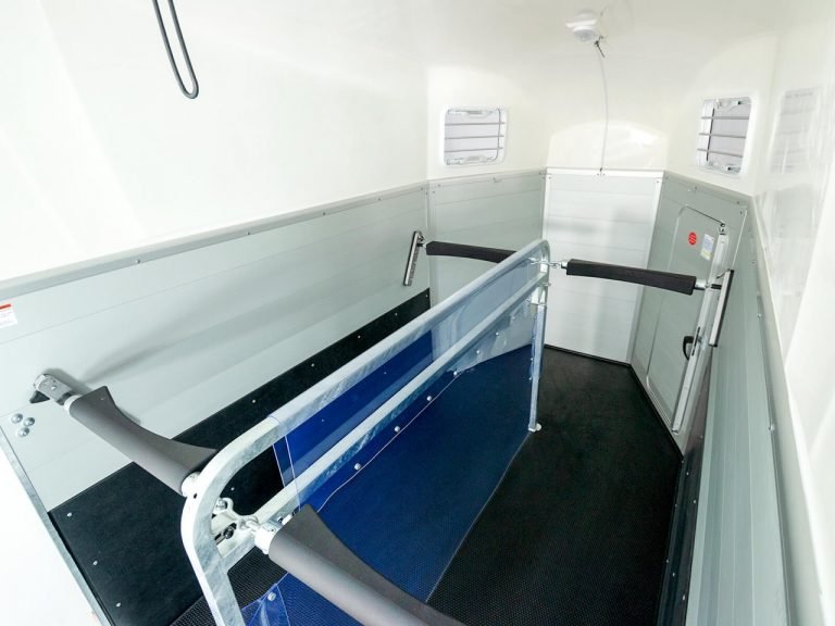 Humbaur Pferdeanhänger XANTHOS 2400|schwarz|Sattelkammer-Neu