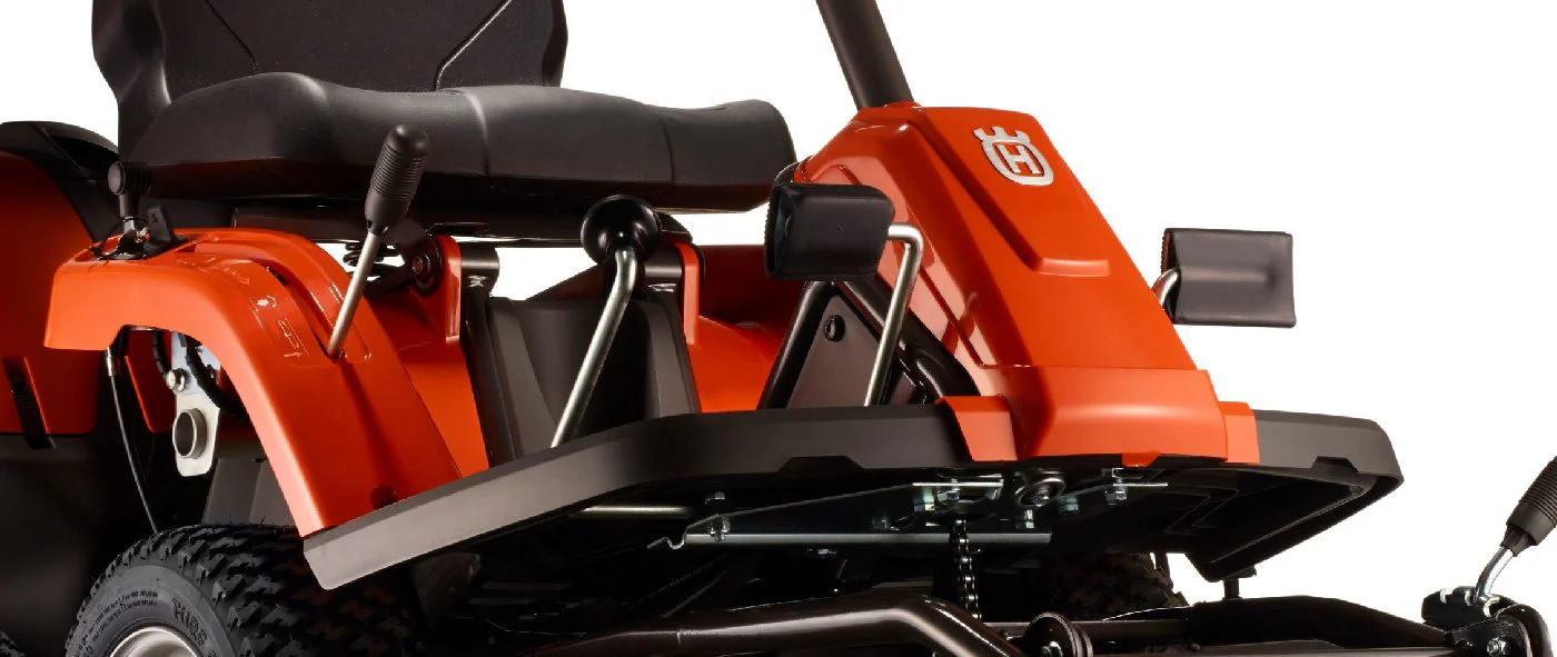 Husqvarna Frontmäher R 112C mit Mähdeck Combi 85 – Winterpaket mit Schneeschild, Gummileiste und Schneeketten – Modell 2025-Neu